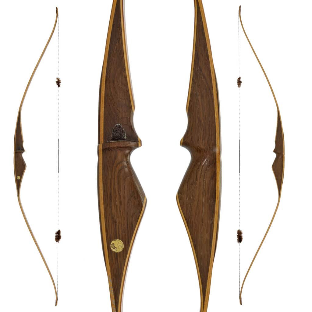 Der Red Tailed Hawk Recurve-Bogen wird aus mehreren Blickwinkeln gezeigt - von vorne, von hinten und von der Seite - und hebt dabei seine elegant geschwungenen Wurfarme, den hölzernen Riser und die mit zwei Felldämpfern ausgestattete Sehne hervor.