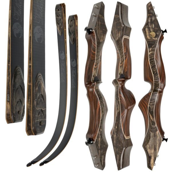 Fünf Teile des traditionellen Gobi-Recurve-Bogensets mit zwei gebogenen Wurfarmen und drei hölzernen Tragegurten mit einzigartiger Holzmaserung, dargestellt auf weißem Hintergrund.