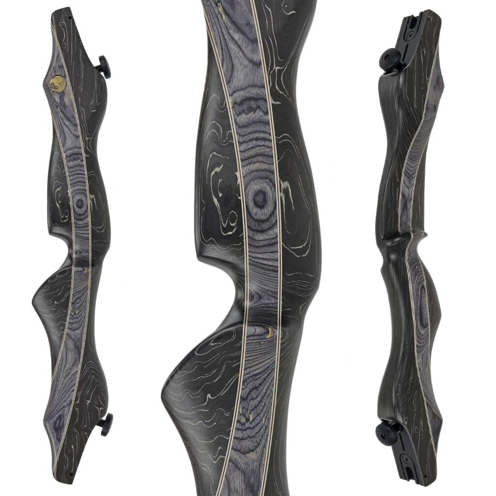 Drei Ansichten des Khol-Recurve-Bogenträgers aus dunklem Holz mit glattem, konturiertem Griff und sichtbarer heller Maserung, dargestellt aus der Vorder-, Seiten- und Schrägperspektive auf weißem Hintergrund.