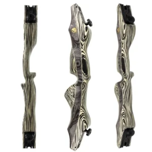 Drei Ansichten des Hyena-Bogenständers aus Holz mit seinem unverwechselbaren geschwungenen, ergonomischen Design und einer gestreiften Holzmaserung in Beige und Dunkelbraun.