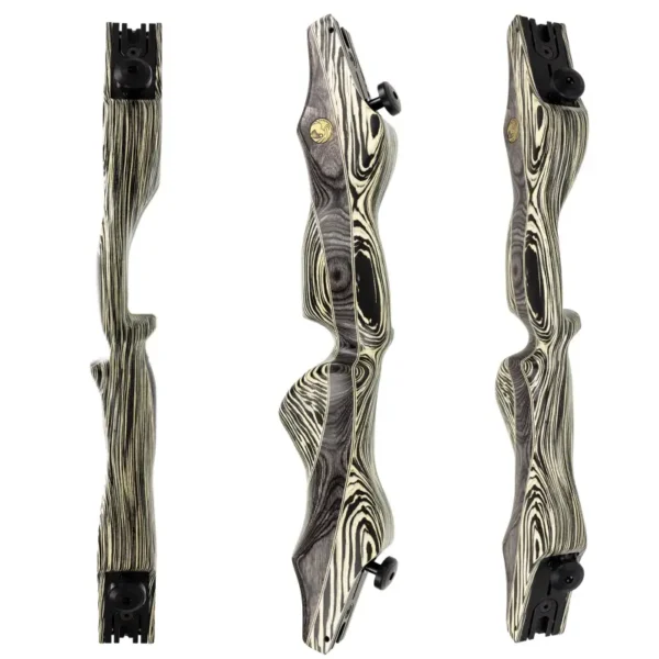 Drei Ansichten des Hyena-Bogenständers aus Holz mit seinem unverwechselbaren geschwungenen, ergonomischen Design und einer gestreiften Holzmaserung in Beige und Dunkelbraun.