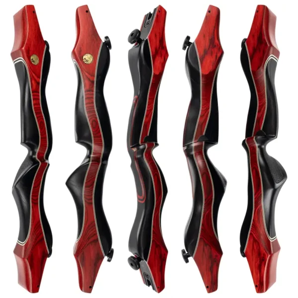 Fünf Ansichten des rot-schwarz lackierten Recurve-Bogens Fire aus Holz, die verschiedene Winkel und die komplizierten Details der Griff- und Wurfarmtaschen hervorheben.