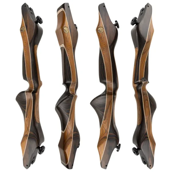 Vier Colima (Kopie) Recurve-Bogenstangen stehen in verschiedenen Winkeln aufrecht und heben ihre geschwungenen ergonomischen Griffe und detaillierten Holzmaserungen in Braun und Schwarz hervor.